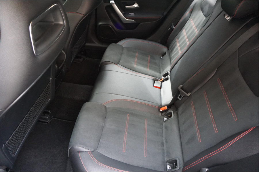 Mercedes-Benz A-Klasse 200 Business Solution AMG Night Upgrade | Augmented Reality | Sfeerverlichting Plus | AMG Aerodynamica | AMG Sportinterieur | Widescreen | Diamond grille | Cruise + Lane departure | Stoplichtcamera