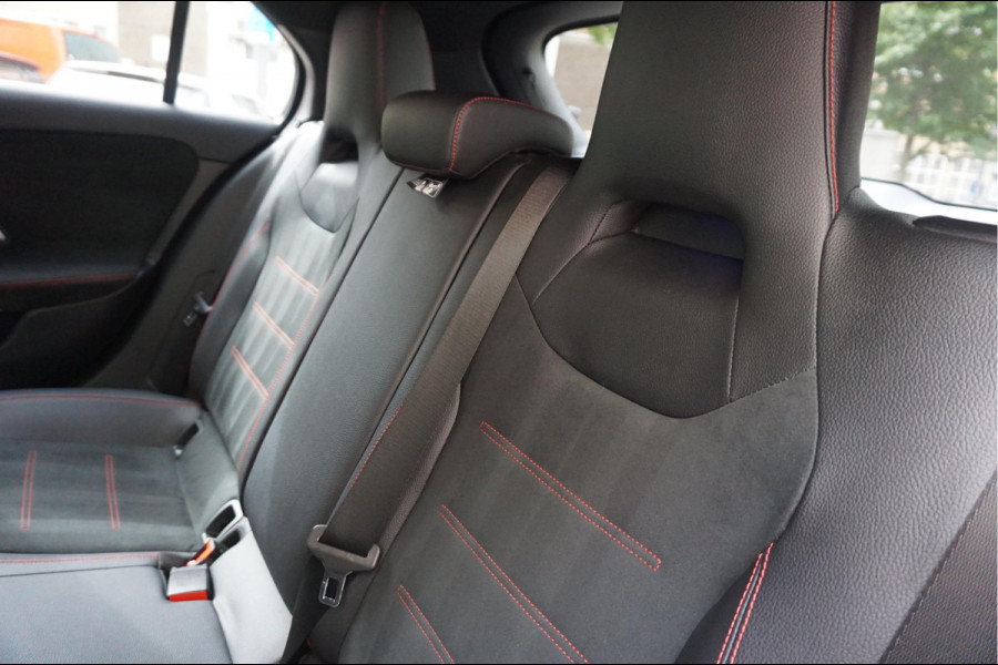 Mercedes-Benz A-Klasse 200 Business Solution AMG Night Upgrade | Augmented Reality | Sfeerverlichting Plus | AMG Aerodynamica | AMG Sportinterieur | Widescreen | Diamond grille | Cruise + Lane departure | Stoplichtcamera