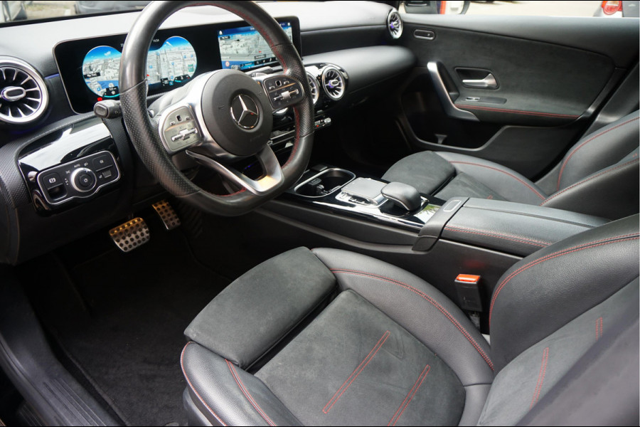 Mercedes-Benz A-Klasse 200 Business Solution AMG Night Upgrade | Augmented Reality | Sfeerverlichting Plus | AMG Aerodynamica | AMG Sportinterieur | Widescreen | Diamond grille | Cruise + Lane departure | Stoplichtcamera