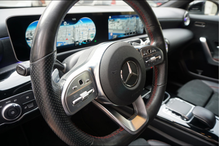 Mercedes-Benz A-Klasse 200 Business Solution AMG Night Upgrade | Augmented Reality | Sfeerverlichting Plus | AMG Aerodynamica | AMG Sportinterieur | Widescreen | Diamond grille | Cruise + Lane departure | Stoplichtcamera