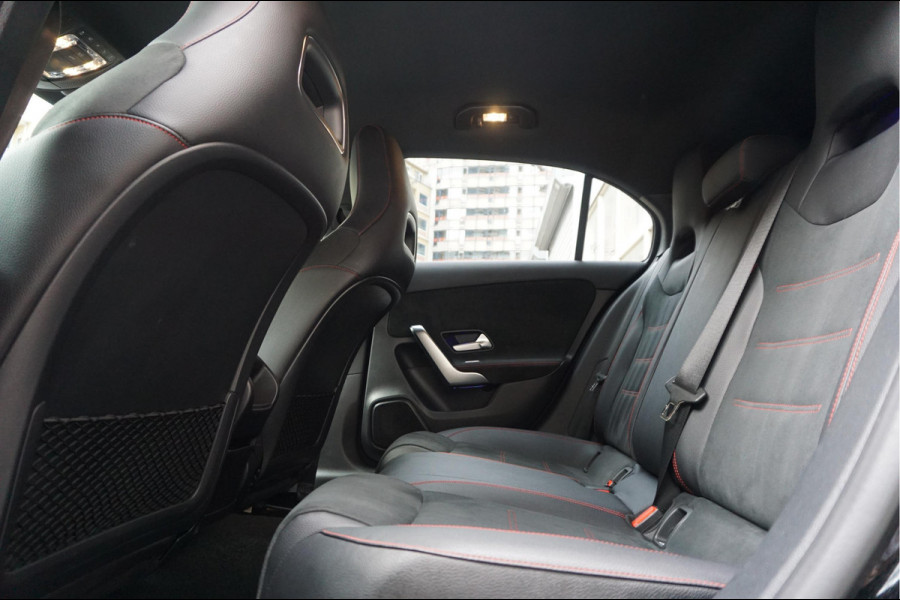 Mercedes-Benz A-Klasse 200 Business Solution AMG Night Upgrade | Augmented Reality | Sfeerverlichting Plus | AMG Aerodynamica | AMG Sportinterieur | Widescreen | Diamond grille | Cruise + Lane departure | Stoplichtcamera