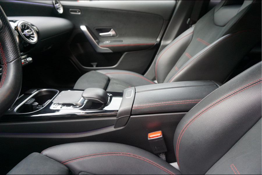 Mercedes-Benz A-Klasse 200 Business Solution AMG Night Upgrade | Augmented Reality | Sfeerverlichting Plus | AMG Aerodynamica | AMG Sportinterieur | Widescreen | Diamond grille | Cruise + Lane departure | Stoplichtcamera
