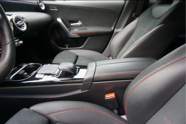 Mercedes-Benz A-Klasse 200 Business Solution AMG Night Upgrade | Augmented Reality | Sfeerverlichting Plus | AMG Aerodynamica | AMG Sportinterieur | Widescreen | Diamond grille | Cruise + Lane departure | Stoplichtcamera