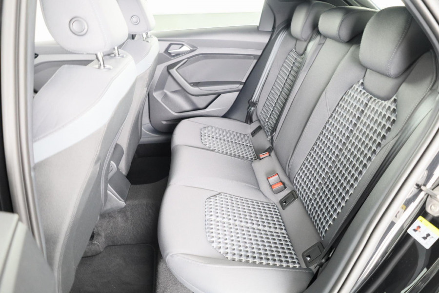 Audi A1 allstreet 30 TFSI Advanced edition 110pk | Parkeerrijcamera, keyless entry, verwarmbare voerstoelen, led koplampen