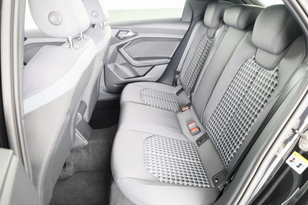 Audi A1 allstreet 30 TFSI Advanced edition 110pk | Parkeerrijcamera, keyless entry, verwarmbare voerstoelen, led koplampen