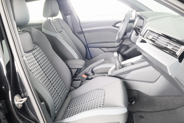 Audi A1 allstreet 30 TFSI Advanced edition 110pk | Parkeerrijcamera, keyless entry, verwarmbare voerstoelen, led koplampen