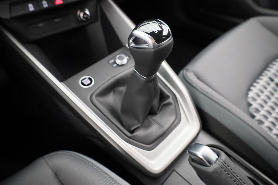 Audi A1 allstreet 30 TFSI Advanced edition 110pk | Parkeerrijcamera, keyless entry, verwarmbare voerstoelen, led koplampen