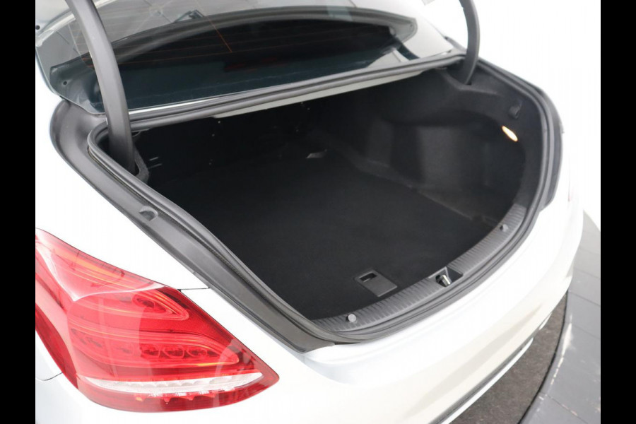 Mercedes-Benz C-Klasse 180 AMG Sport Edition | Stoelverwarming | Camera | Leder | Navigatie | Full LED | Park Assist | Climate control | Bluetooth