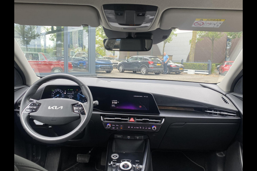Kia Niro EV DynamicLine 64.8 kWh 1e Eigenaar | Originele NL Auto | Adaptieve Cruise Controle | Achteruitrijcamera | Navigatie | 3-fase | SOH 100% | Fabrieksgarantie tot 08-2029 | Rijklaar geleverd!