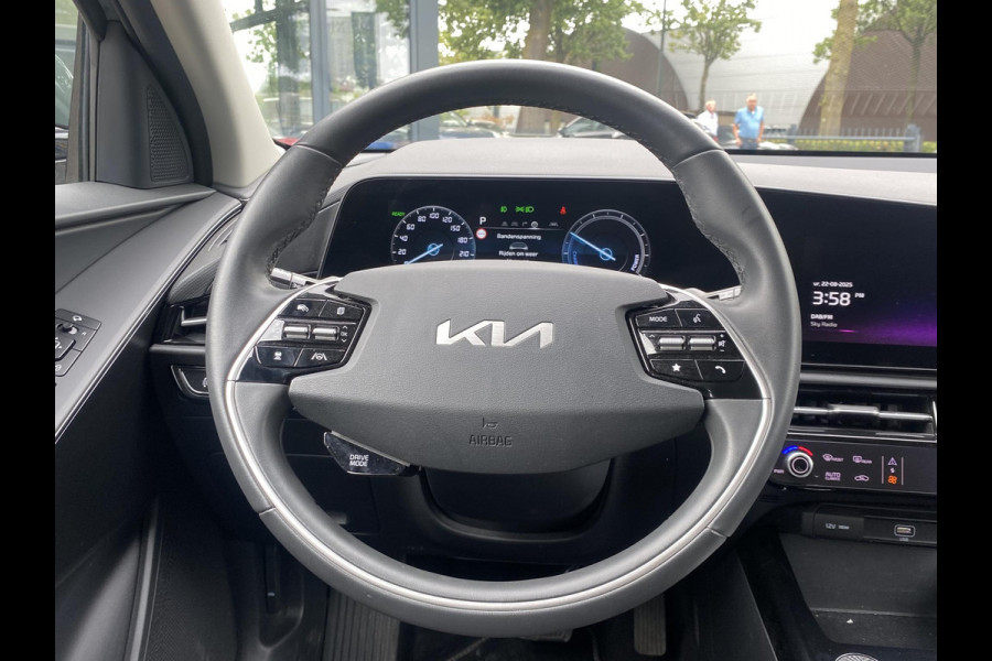 Kia Niro EV DynamicLine 64.8 kWh 1e Eigenaar | Originele NL Auto | Adaptieve Cruise Controle | Achteruitrijcamera | Navigatie | 3-fase | SOH 100% | Fabrieksgarantie tot 08-2029 | Rijklaar geleverd!