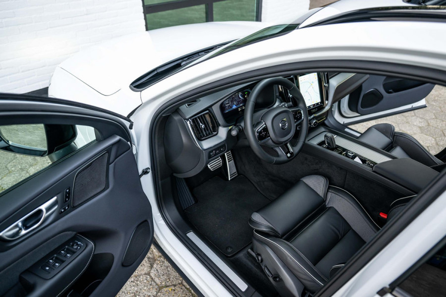 Volvo XC60 2.0 T6 AWD R-Design 398pk Luchtvering 22'' Pano