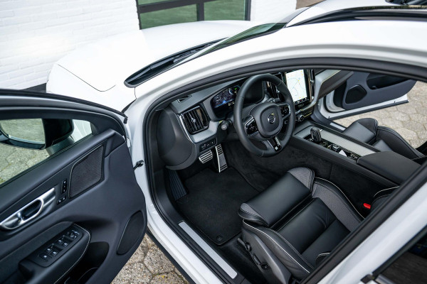Volvo XC60 2.0 T6 AWD R-Design 398pk Luchtvering 22'' Pano