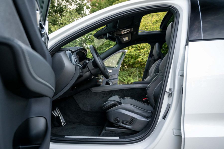 Volvo XC60 2.0 T6 AWD R-Design 398pk Luchtvering 22'' Pano