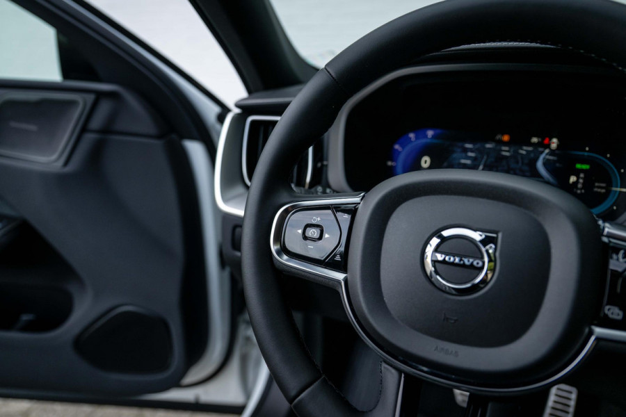 Volvo XC60 2.0 T6 AWD R-Design 398pk Luchtvering 22'' Pano