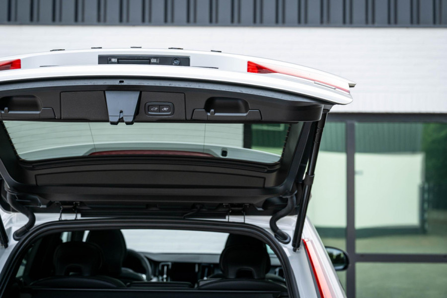Volvo XC60 2.0 T6 AWD R-Design 398pk Luchtvering 22'' Pano