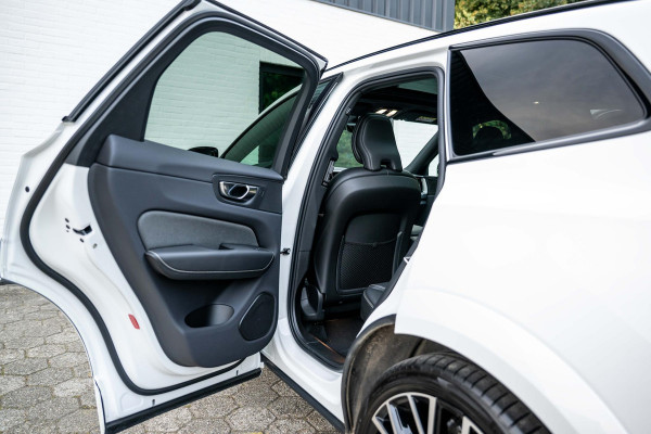 Volvo XC60 2.0 T6 AWD R-Design 398pk Luchtvering 22'' Pano