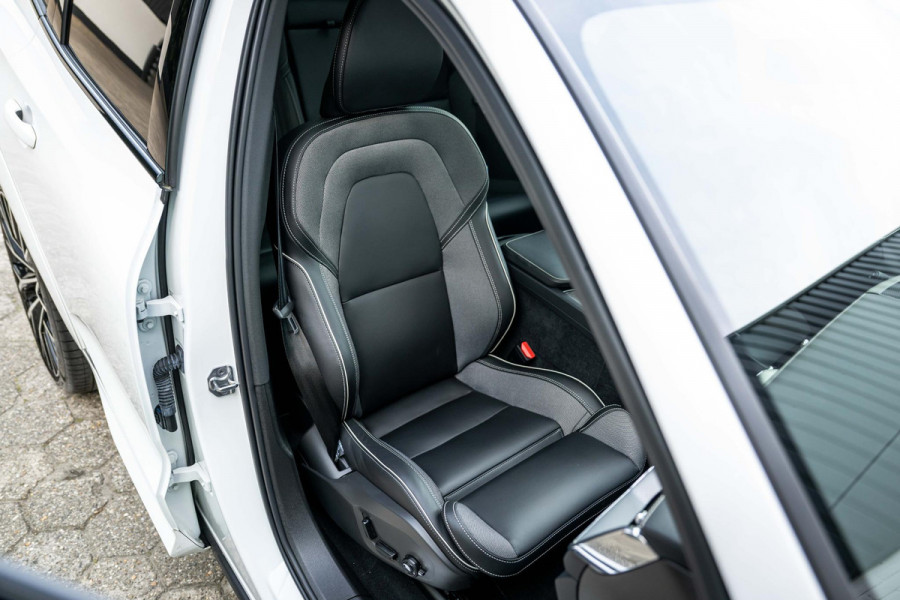 Volvo XC60 2.0 T6 AWD R-Design 398pk Luchtvering 22'' Pano
