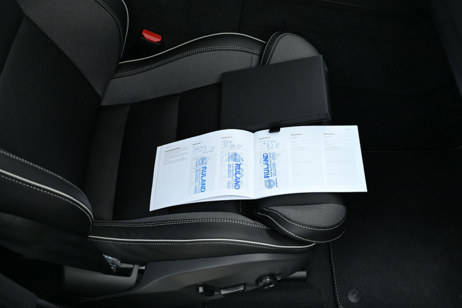 Volvo XC60 2.0 T6 AWD R-Design 398pk Luchtvering 22'' Pano