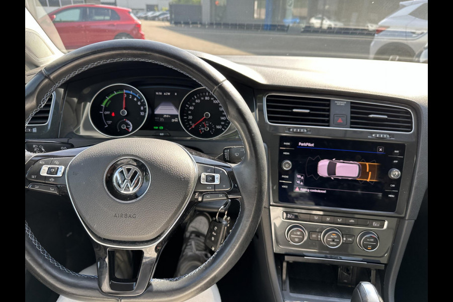 Volkswagen e-Golf E-DITION Dealer onderhouden | Origineel Nederlandse auto met NAP | Rijklaar geleverd met 12 mnd BOVAG Garantie