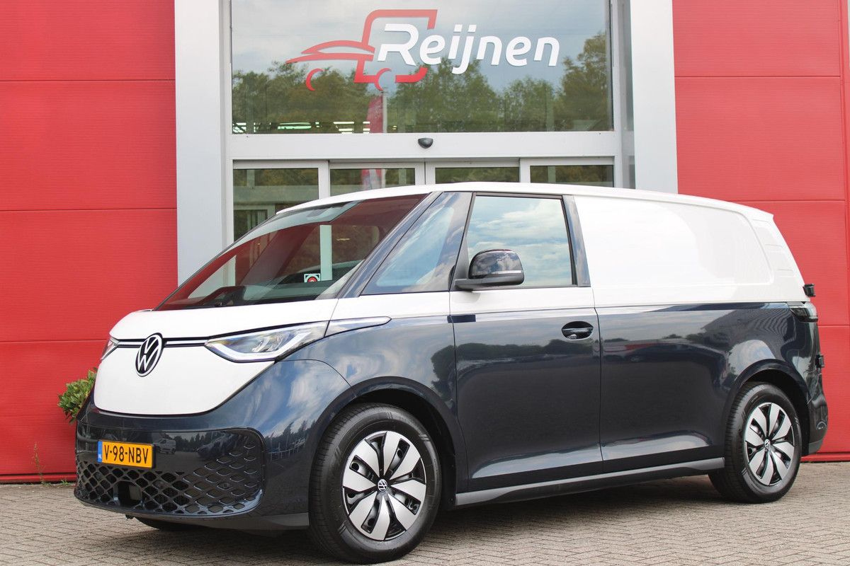 Volkswagen ID. Buzz CARGO 79 kWh | TREKHAAK ELEKTRISCH WEGKLAPBAAR | LAADRUIMTE PAKKET | STOEL/VOORRUIT VERWARMING | ELEKTRISCH BEDIENBARE SCHUIFDEUR | NAVIGATIE DISCOVER PRO | DRAADLOZE APPLE CARPLAY/ANDROID AUTO | CLIMATE CONTROL | ACHTERUITRIJ CAMERA | DODEHOEK DETECTIE | ADAPTIVE CRUISE CONTROL | NIEUWE BUS! | KEYLESS ENTRY/START | SFEER VERLICHTING | 3-ZITS |