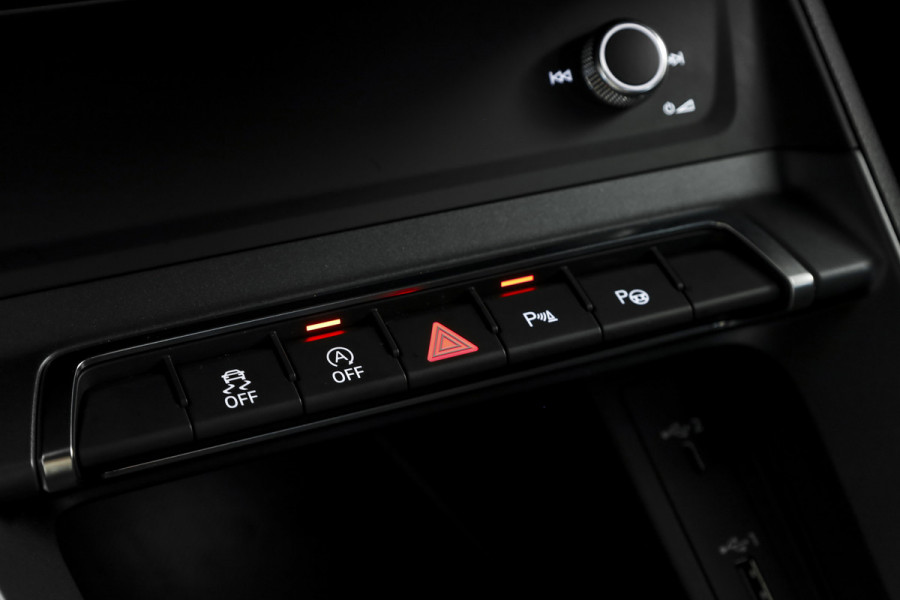 Audi Q3 35 TFSI 2x S-Line 150 PK - Automaat | Dig.Cockpit | Adapt.Cruise | Leder | PDC | App.Connect | Auto.Airco | Elek. Klep | Elek.Trekhaak | LM 19" |