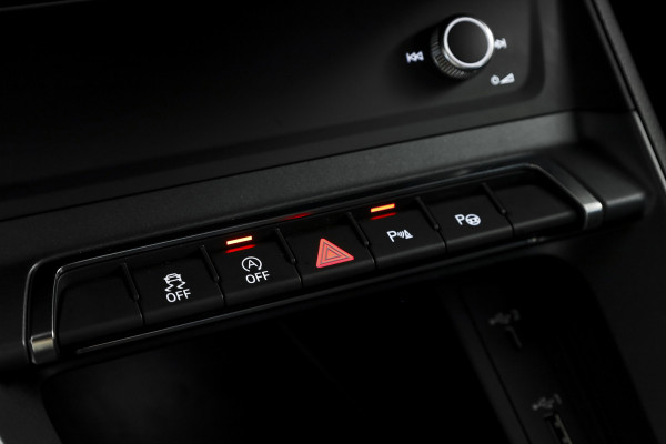 Audi Q3 35 TFSI 2x S-Line 150 PK - Automaat | Dig.Cockpit | Adapt.Cruise | Leder | PDC | App.Connect | Auto.Airco | Elek. Klep | Elek.Trekhaak | LM 19" |