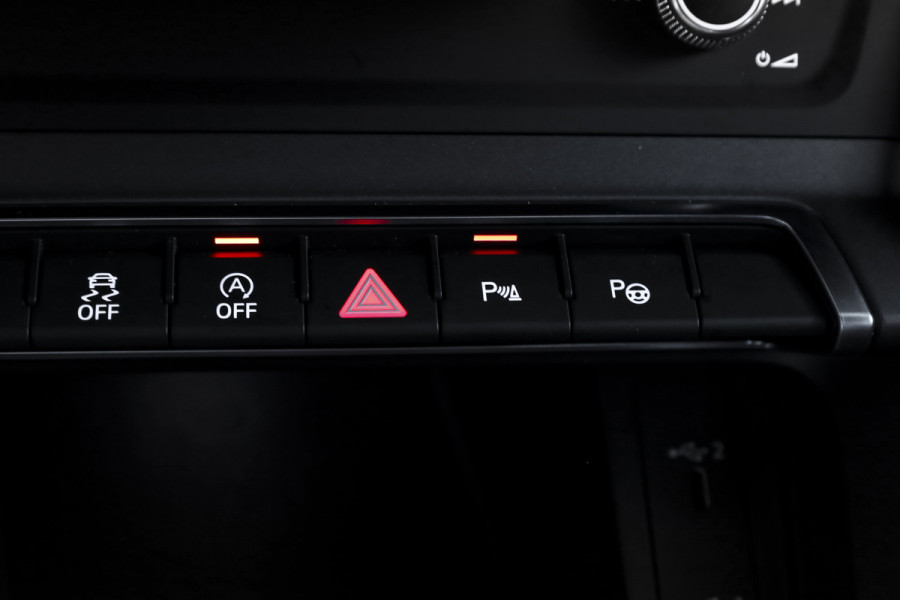 Audi Q3 35 TFSI 2x S-Line 150 PK - Automaat | Dig.Cockpit | Adapt.Cruise | Leder | PDC | App.Connect | Auto.Airco | Elek. Klep | Elek.Trekhaak | LM 19" |