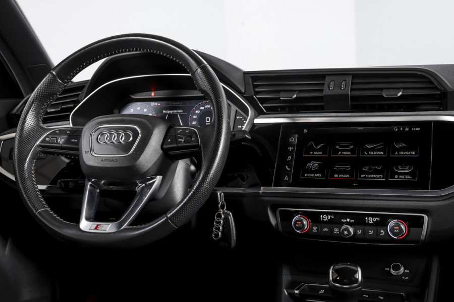 Audi Q3 35 TFSI 2x S-Line 150 PK - Automaat | Dig.Cockpit | Adapt.Cruise | Leder | PDC | App.Connect | Auto.Airco | Elek. Klep | Elek.Trekhaak | LM 19" |