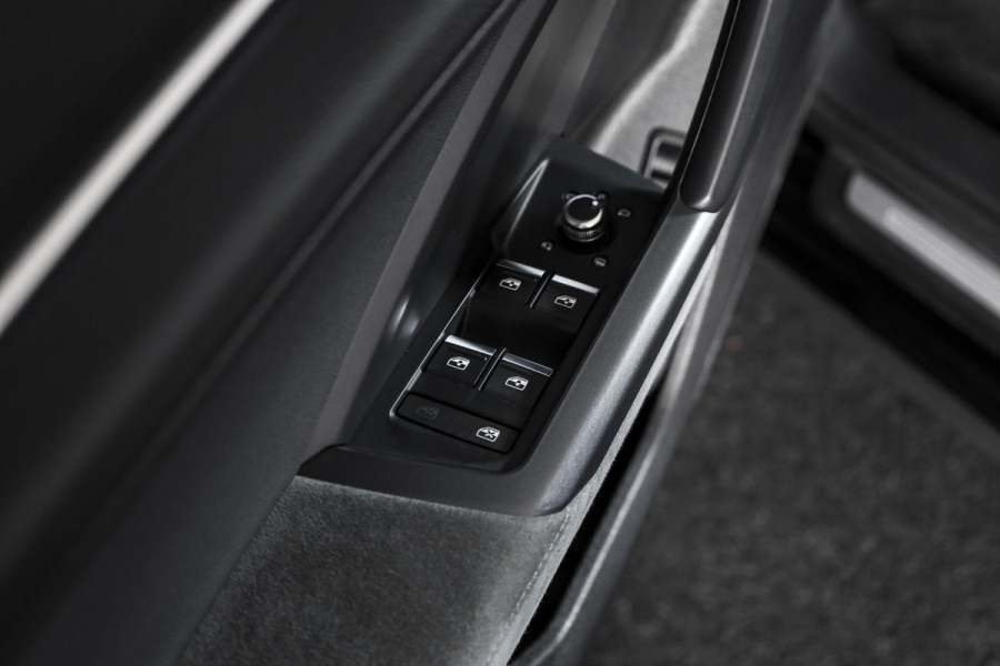 Audi Q3 35 TFSI 2x S-Line 150 PK - Automaat | Dig.Cockpit | Adapt.Cruise | Leder | PDC | App.Connect | Auto.Airco | Elek. Klep | Elek.Trekhaak | LM 19" |
