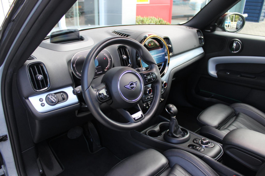 MINI Countryman 2.0 COOPER S E ALL4 UNTAMED | PANORAMISCH SCHUIF/KANTEL DAK | HARMAN KARDON PREMIUM AUDIO SYSTEM | FULL LEDEREN BEKLEDING | ELEKTRISCH BEDIENBARE VOORSTOELEN MET GEHEUGEN OP DE BESTUURDERSSTOEL | DRAADLOZE APPLE CARPLAY/ANDROID AUTO | DRAADLOZE TELEFOONLADER | NAVIGATIE | ACHTERUITRIJ CAMERA | FULL LED KOPLAMPEN | STOEL/VOORRUIT VERWARMING | 18" LICHTMETALEN VELGEN | HEAD UP DISPLAY | ADAPTIVE CRUISE CONTROL | UNION JACK ACHTERLICHTEN | KEYLESS ENTRY/START |