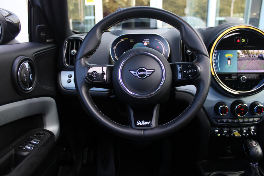 MINI Countryman 2.0 COOPER S E ALL4 UNTAMED | PANORAMISCH SCHUIF/KANTEL DAK | HARMAN KARDON PREMIUM AUDIO SYSTEM | FULL LEDEREN BEKLEDING | ELEKTRISCH BEDIENBARE VOORSTOELEN MET GEHEUGEN OP DE BESTUURDERSSTOEL | DRAADLOZE APPLE CARPLAY/ANDROID AUTO | DRAADLOZE TELEFOONLADER | NAVIGATIE | ACHTERUITRIJ CAMERA | FULL LED KOPLAMPEN | STOEL/VOORRUIT VERWARMING | 18" LICHTMETALEN VELGEN | HEAD UP DISPLAY | ADAPTIVE CRUISE CONTROL | UNION JACK ACHTERLICHTEN | KEYLESS ENTRY/START |