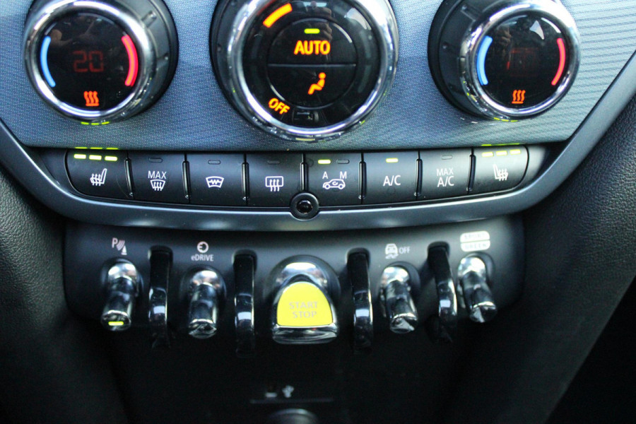 MINI Countryman 2.0 COOPER S E ALL4 UNTAMED | PANORAMISCH SCHUIF/KANTEL DAK | HARMAN KARDON PREMIUM AUDIO SYSTEM | FULL LEDEREN BEKLEDING | ELEKTRISCH BEDIENBARE VOORSTOELEN MET GEHEUGEN OP DE BESTUURDERSSTOEL | DRAADLOZE APPLE CARPLAY/ANDROID AUTO | DRAADLOZE TELEFOONLADER | NAVIGATIE | ACHTERUITRIJ CAMERA | FULL LED KOPLAMPEN | STOEL/VOORRUIT VERWARMING | 18" LICHTMETALEN VELGEN | HEAD UP DISPLAY | ADAPTIVE CRUISE CONTROL | UNION JACK ACHTERLICHTEN | KEYLESS ENTRY/START |