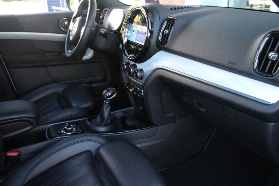 MINI Countryman 2.0 COOPER S E ALL4 UNTAMED | PANORAMISCH SCHUIF/KANTEL DAK | HARMAN KARDON PREMIUM AUDIO SYSTEM | FULL LEDEREN BEKLEDING | ELEKTRISCH BEDIENBARE VOORSTOELEN MET GEHEUGEN OP DE BESTUURDERSSTOEL | DRAADLOZE APPLE CARPLAY/ANDROID AUTO | DRAADLOZE TELEFOONLADER | NAVIGATIE | ACHTERUITRIJ CAMERA | FULL LED KOPLAMPEN | STOEL/VOORRUIT VERWARMING | 18" LICHTMETALEN VELGEN | HEAD UP DISPLAY | ADAPTIVE CRUISE CONTROL | UNION JACK ACHTERLICHTEN | KEYLESS ENTRY/START |