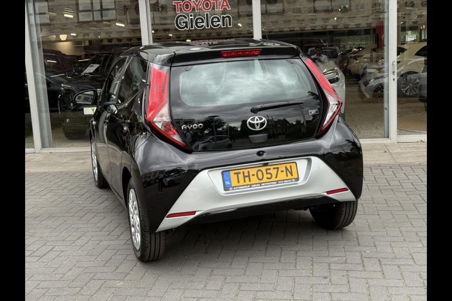 Toyota Aygo 1.0 VVT-i X-Play Automaat | Eerste eigenaar, Apple CarPlay/Android Auto, Parkeercamera, Airco, In hoogte verstelbare stoel