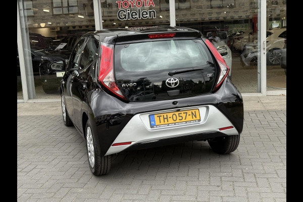 Toyota Aygo 1.0 VVT-i X-Play Automaat | Eerste eigenaar, Apple CarPlay/Android Auto, Parkeercamera, Airco, In hoogte verstelbare stoel