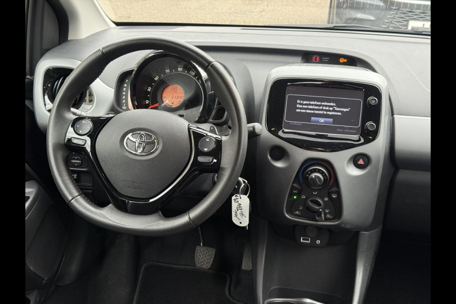 Toyota Aygo 1.0 VVT-i X-Play Automaat | Eerste eigenaar, Apple CarPlay/Android Auto, Parkeercamera, Airco, In hoogte verstelbare stoel
