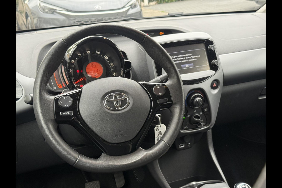 Toyota Aygo 1.0 VVT-i X-Play Automaat | Eerste eigenaar, Apple CarPlay/Android Auto, Parkeercamera, Airco, In hoogte verstelbare stoel