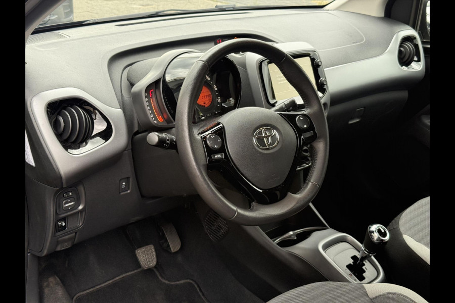 Toyota Aygo 1.0 VVT-i X-Play Automaat | Eerste eigenaar, Apple CarPlay/Android Auto, Parkeercamera, Airco, In hoogte verstelbare stoel