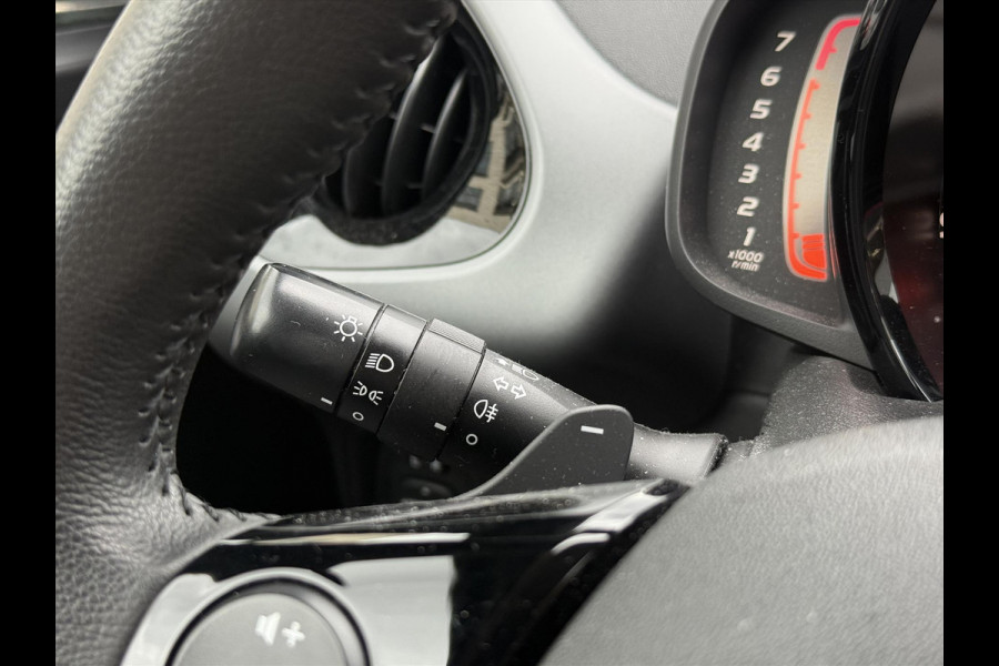 Toyota Aygo 1.0 VVT-i X-Play Automaat | Eerste eigenaar, Apple CarPlay/Android Auto, Parkeercamera, Airco, In hoogte verstelbare stoel