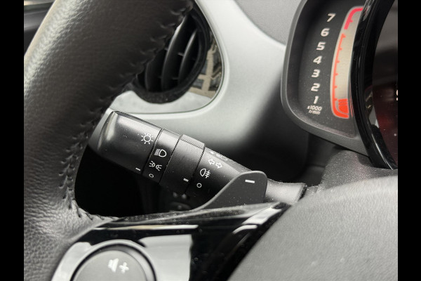 Toyota Aygo 1.0 VVT-i X-Play Automaat | Eerste eigenaar, Apple CarPlay/Android Auto, Parkeercamera, Airco, In hoogte verstelbare stoel
