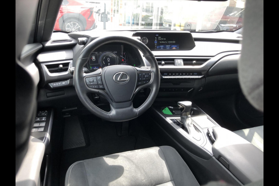 Lexus UX 250h Preference Line | 18inch, Dodehoekherkenning, Keyless, Parkeersensoren, Stoel + Stuurverwarming, Apple CarPlay/Android Auto