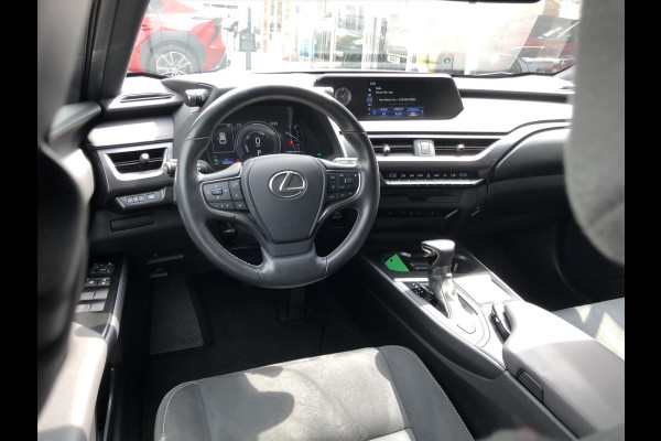 Lexus UX 250h Preference Line | 18inch, Dodehoekherkenning, Keyless, Parkeersensoren, Stoel + Stuurverwarming, Apple CarPlay/Android Auto