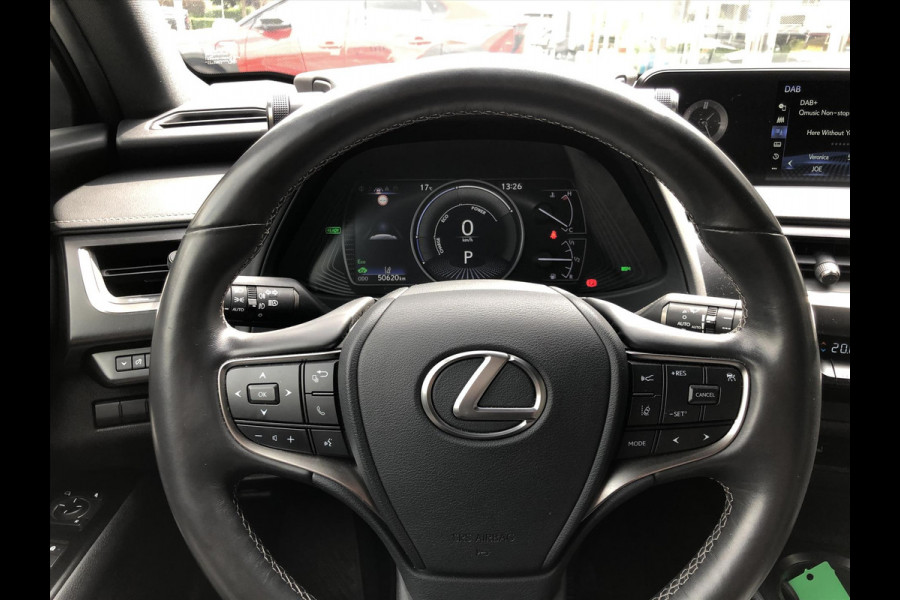Lexus UX 250h Preference Line | 18inch, Dodehoekherkenning, Keyless, Parkeersensoren, Stoel + Stuurverwarming, Apple CarPlay/Android Auto