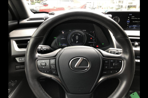 Lexus UX 250h Preference Line | 18inch, Dodehoekherkenning, Keyless, Parkeersensoren, Stoel + Stuurverwarming, Apple CarPlay/Android Auto
