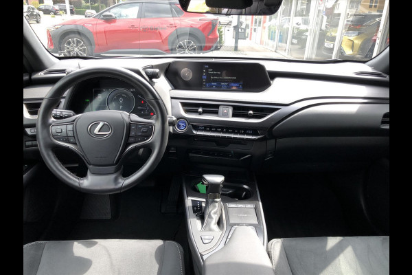 Lexus UX 250h Preference Line | 18inch, Dodehoekherkenning, Keyless, Parkeersensoren, Stoel + Stuurverwarming, Apple CarPlay/Android Auto