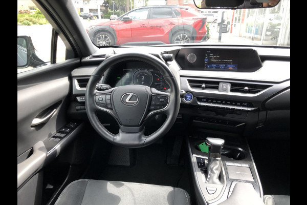 Lexus UX 250h Preference Line | 18inch, Dodehoekherkenning, Keyless, Parkeersensoren, Stoel + Stuurverwarming, Apple CarPlay/Android Auto