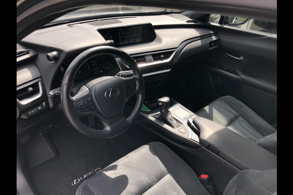 Lexus UX 250h Preference Line | 18inch, Dodehoekherkenning, Keyless, Parkeersensoren, Stoel + Stuurverwarming, Apple CarPlay/Android Auto