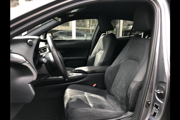 Lexus UX 250h Preference Line | 18inch, Dodehoekherkenning, Keyless, Parkeersensoren, Stoel + Stuurverwarming, Apple CarPlay/Android Auto