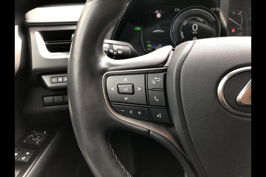 Lexus UX 250h Preference Line | 18inch, Dodehoekherkenning, Keyless, Parkeersensoren, Stoel + Stuurverwarming, Apple CarPlay/Android Auto