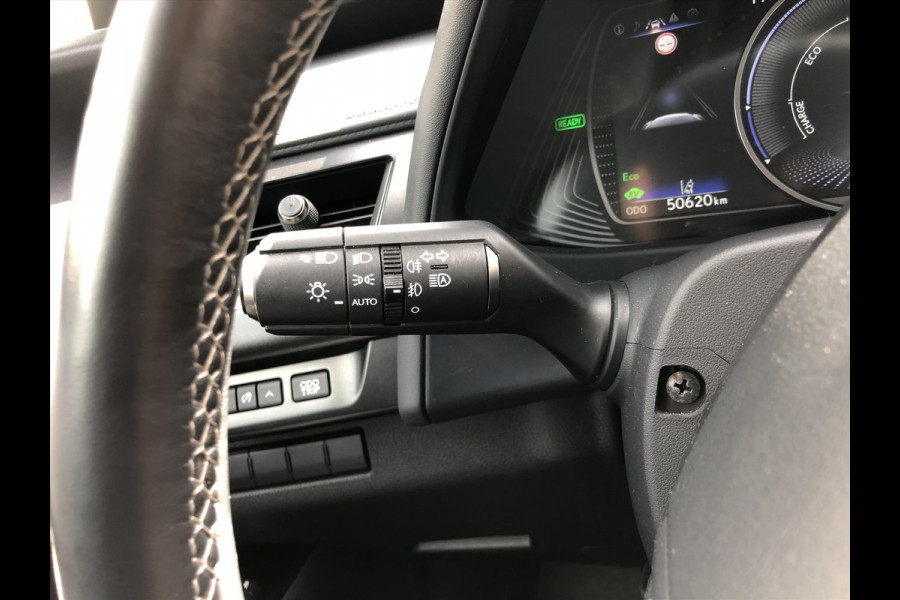 Lexus UX 250h Preference Line | 18inch, Dodehoekherkenning, Keyless, Parkeersensoren, Stoel + Stuurverwarming, Apple CarPlay/Android Auto